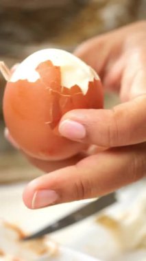 Bir insan bir yumurtayı ustalıkla kırar ve onu pişirme zevkine hazırlar..