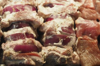 Sulu et ve soğan şişleri yaz boyunca dışarıda ızgara yapmaya hazır..