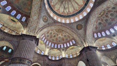 Cami tavanları ve kubbeleriyle ilgili karmaşık detaylar göz kamaştırıcı sanatlar sergiliyor..