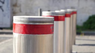 Gümüş trafik engelleri, kentsel tasarım özelliklerini vurguluyor.