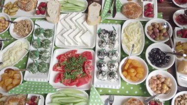 Geleneksel Türk kahvaltı lezzetlerinin canlı bir yayılımının tadını çıkarın.