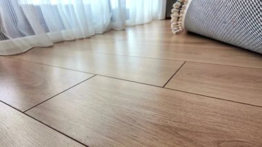 Ahşap zemine halı sermek .