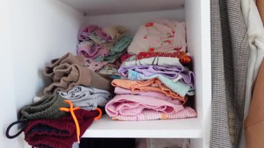 Depolama verimliliğini maksimuma çıkarmak için giysileri düzgünce katlayıp raflara yerleştirin.