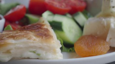 Lezzetli Türk çorbası ve taze sebzeler..