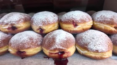 Cazip bir pudra şekeri hamur işi seçimi müşterileri bekliyor..