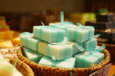 Bir markette hasır sepette çeşitli renklerde el yapımı sabunlar sergilendi..