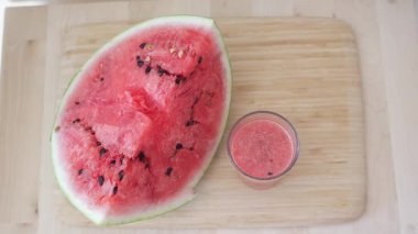Yazın evde taze karpuz suyu hazırlıyorum..