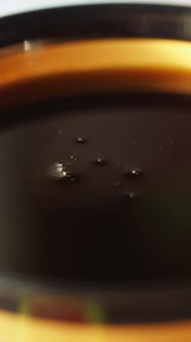 Soya sosunu bir kabın içine koy. .