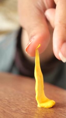 Sarı sakızı çeken kişi.