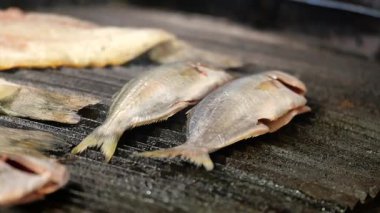 Yaz barbekü aromaları havayı doldururken balık ızgarada cızırdıyor..