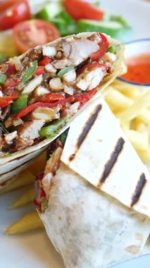 Sebze ve patates kızartması ve salsa soslu tavuk tacoları..