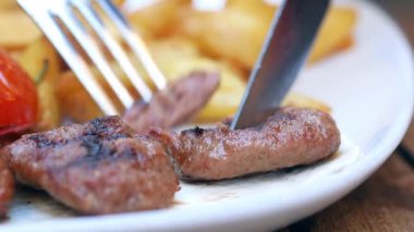 Kızarmış patateslerin yanında leziz ızgara etin tadını çıkarın..
