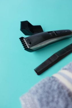 Kişisel bakım için parlak bir yüzeye düzgün yerleştirilmiş tımar araçları.