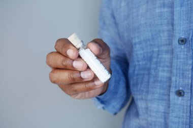 Elinde Homeopati alternatif tıbbı olan küçük bir cam şişe tutan kişi.,