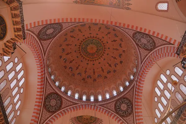 Ayrıntılı sanat eserleri güzel bir caminin kubbesini gün ışığında süslüyor..