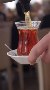 Öğleden sonra kalabalık bir kafede Türk çayı servisi.,
