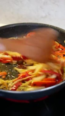 Lezzetli bir yemek için fırında canlı dolmalık biber ve soğan pişiriyorum.