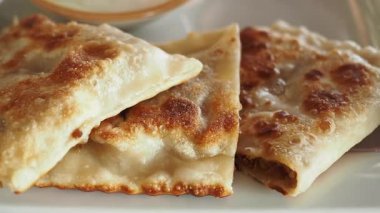 Keskin soslu taze pişmiş hamur işleri. Atıştırmak için mükemmel..