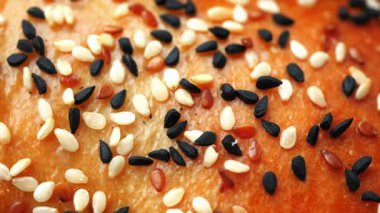 Bu lezzetli ekmek diliminde çeşitli susam tohumları var..