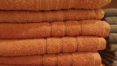 Yeni yıkanmış havlular rahat bir renk gösterimi için düzenlenir..