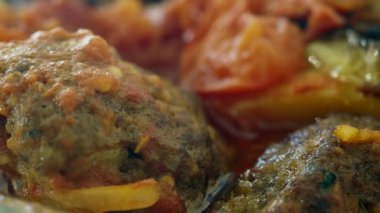 Yumuşak köfteler ve taze kızarmış sebzelerle dolu doyurucu bir yemeğin tadını çıkarın..