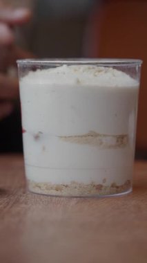 Sıcak bir kafe ortamında katmanlı bir tatlının tadını çıkarıyorum..