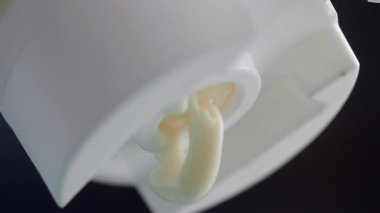 Mayonezin bir konteynırdan düşerken yakın plan görüntüsü ,