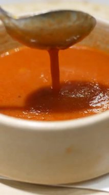 kaşık domates çorbası yakın plan .