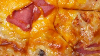 Jambonlu lezzetli peynirli pizza, sıcak ve taze, yemeye hazır..