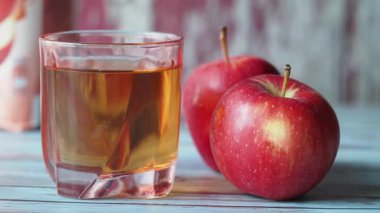 Elma suyu ve taze elma. .