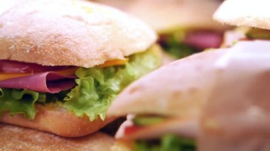 Taze marul ve meze ile hazırlanmış lezzetli sandviçler..