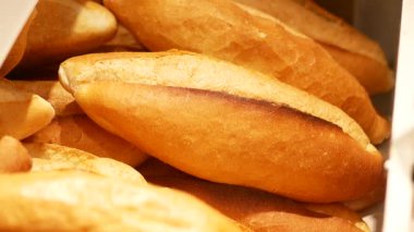 Altın ekmek somunları sabah kırsal bir pastanede sergilenir..