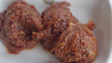 Lezzetli bir sosta kaynatılmış taze köftenin tadını çıkar..