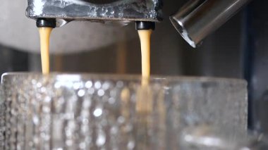 Cam bardağa akan espresso madenciliğine dikkat edin..