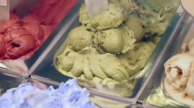 Renkli dondurma ve şerbet tatları bir tatlı dükkanında sergileniyor..