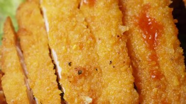 Lezzetli kızarmış tavuk dilimleri baharatlı bir baharatla servis edilir..