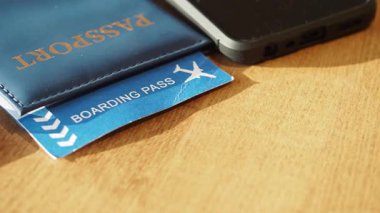 Seyahat için gerekli malzemeler bir masaya konur. Yolculuk için hazırdır..