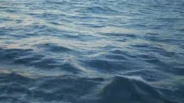 Sakin su, akşam ışığında huzurlu bir atmosfer yaratır..