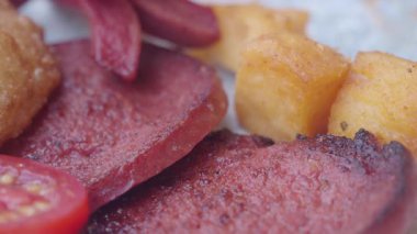 Sosis, kızarmış muz ve domatesle nefis bir kahvaltı yapın..