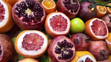 Markette nar ve turunçgillerden oluşan renkli bir düzen..