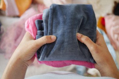 Eller yeni yıkanmış giysileri rahat bir ortamda düzgünce katlıyor..