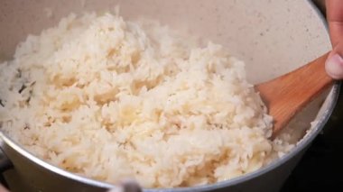 Ev mutfağında kolay teknikler kullanarak yumuşak pirinç elde etmeyi öğrenin..