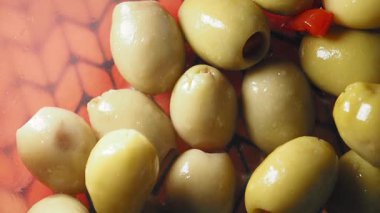 Canlı bir ortamda geleneksel bir yemek için taze zeytin hazırlanıyor..