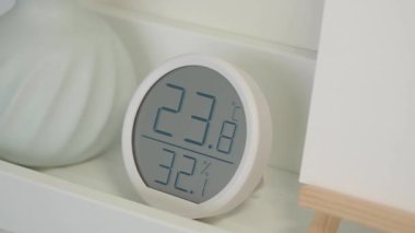 Gösterişli dijital görüntü sıcaklık ve nem seviyelerini gösteriyor.