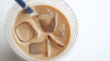 Buzlu kahvenin ferahlatıcı karışımının tadını çıkarın..