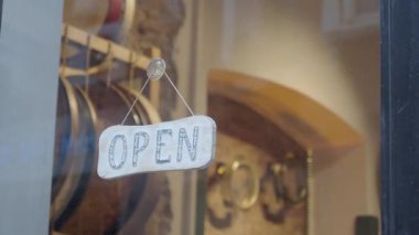 Cazibeli yer, açık bir işaretle misafirleri sıcak karşılıyor..