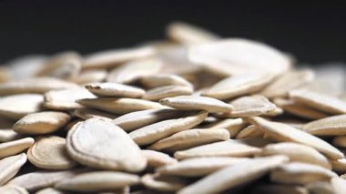 Kavrulmuş balkabağı tohumlarının besin değerini ve hazırlığını keşfedin..