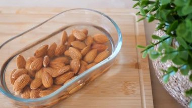 Bademler lezzetli atıştırmalıklar için dokularını ve tatlarını geliştirir..