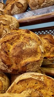 Sıcak, kabuklu ekmekler müşterilerin eğlenmesi için güzelce düzenlenmiştir..