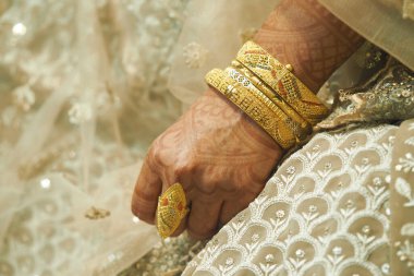 Güzel altın bilezikler ve yüzük şenlikli bir ortamda eli güçlendirir..